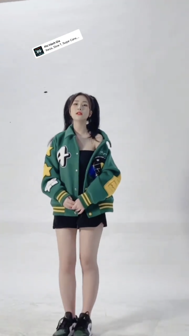 Vóc dáng nhỏ nhắn của Tiểu Hý