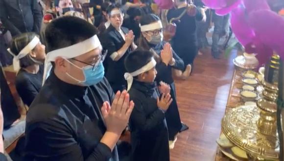 Chồng và con trai đầu lòng của Wendy Phạm luôn túc trực bên cô để phụ giúp lo toang mọi việc trong lễ cúng