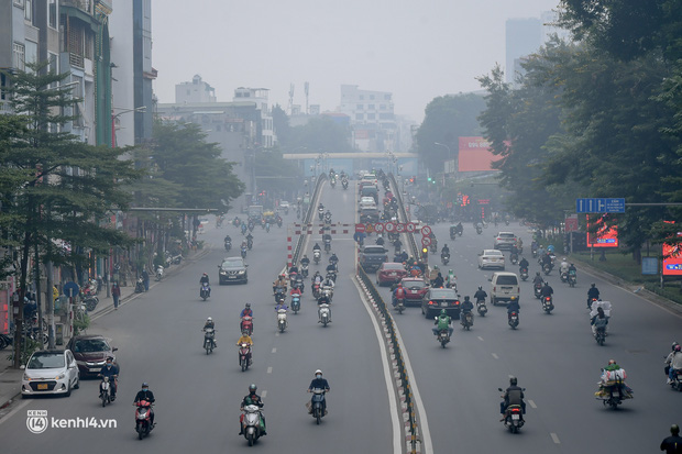 Ảnh ghi nhận tại cầu vượt ngã tư Chùa Bộc (Đống Đa)