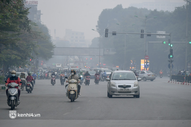 Không khí ngột ngạt khiến người đi đường khó chịu