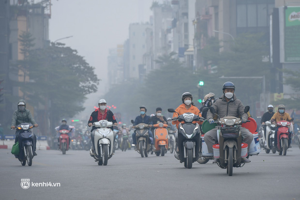 Cơ quan chức năng khuyến cáo, nếu cần thiết phải ra ngoài, người dân cần đeo khẩu trang đạt tiêu chuẩn. Nhóm người bình thường nên giảm các hoạt động mạnh ngoài trời, tránh tập thể dục kéo dài...