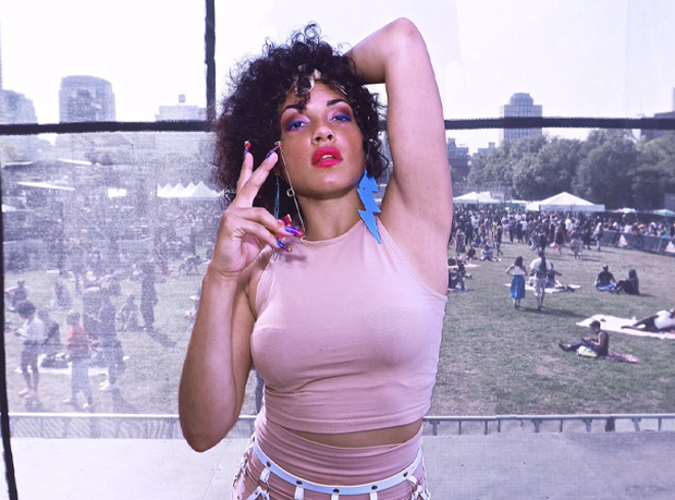 Nữ ca sĩ Sophia gây ra nhiều tranh cãi với hành động đi tiểu lên mặt khán giả