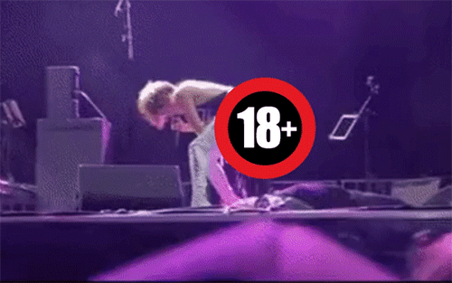 Khoảnh khắc cô đi tiểu vào mặt khán giả gây phẫn nộ cực độ