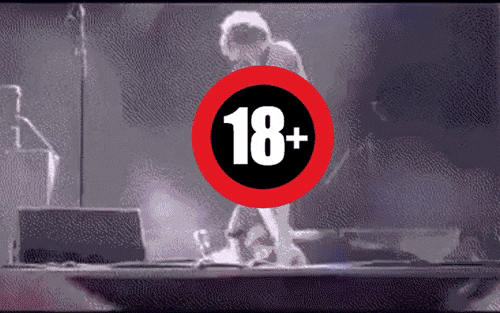 Sophia có hành động phản cảm ngay trên sân khấu