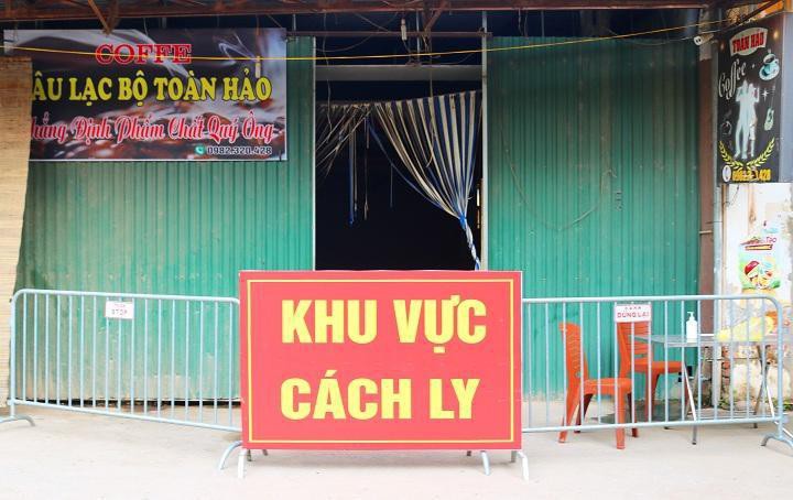 Cách ly quán cà phê Toàn Hảo. Ảnh: Cổng thông tin huyện Quốc Oai.