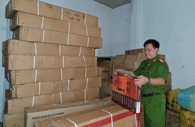 Lực lượng chức năng kiểm đếm số hàng hóa thu giữ từ toa tàu