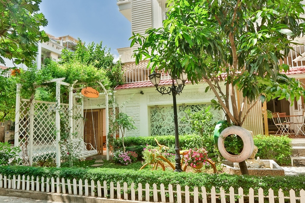 Cơ ngơi này nằm ở khu đô thị cao cấp ở Quận 2, TP.HCM và rộng tới 1.400m2