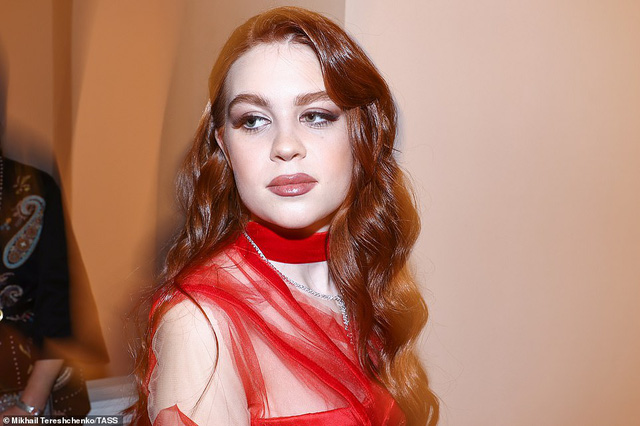 Marianna Gazmanova, con gái của ca sĩ Oleg Gazmanov và nhà văn Marina Gazmanova, trông tuyệt đẹp trong chiếc áo choàng màu đỏ thẫm.