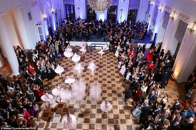 Các vị khách tụ tập xung quanh để xem màn biểu diễn ba lê đặc biệt với âm thanh của dàn nhạc khai mạc vũ hội tối 15/11