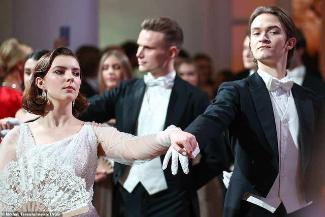 Polina Tsyganova, con gái của hai diễn viên Yevgeny Tsyganov và Irina Leonova,