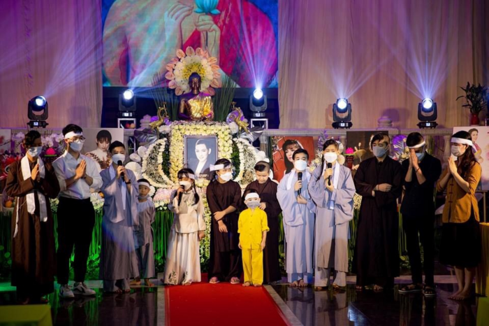 Các con nuôi cố ca sĩ Phi Nhung trong lễ cúng 49 ngày. 