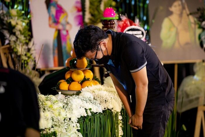 Trường Giang cuối đầu tiễn đưa cố ca sĩ Phi Nhung.