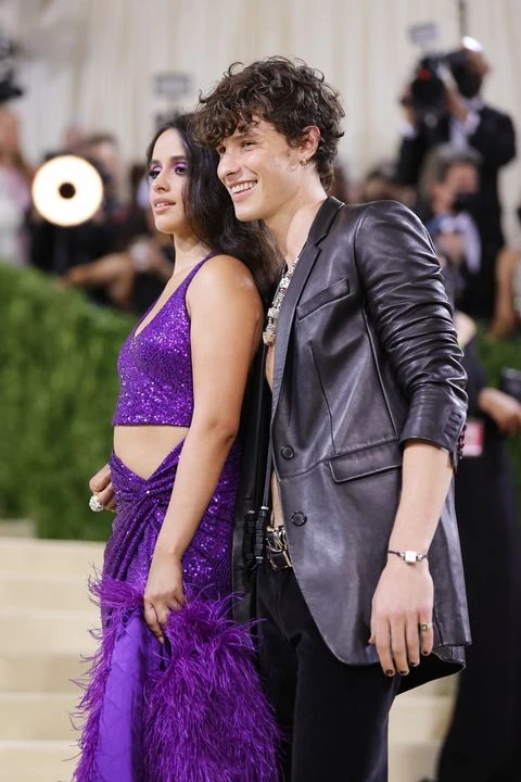Camila Cabello và Shawn Mendes tại Met Gala 2021. Ảnh: John Shearer.