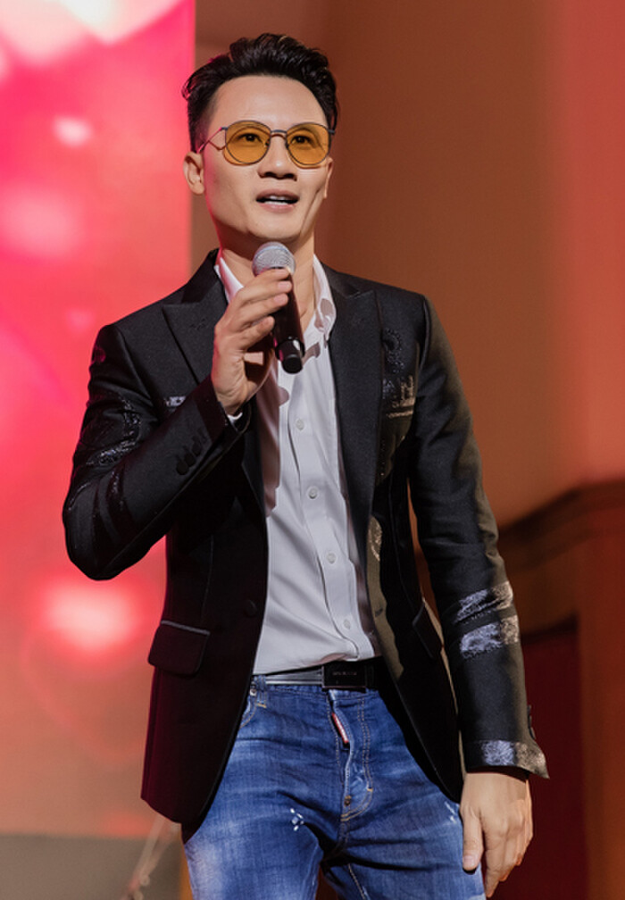 Ca sĩ Hoàng Bách.