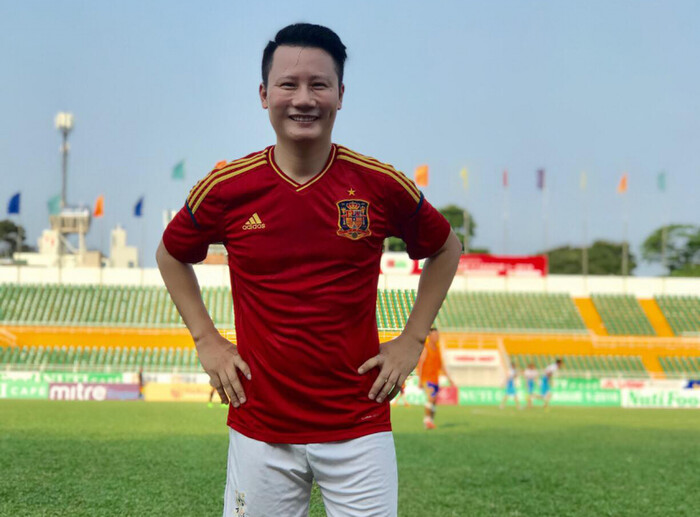 Hoàng Bách rất yêu thích bóng đá.