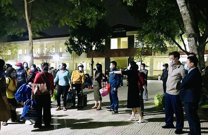 Ông Lê Anh Xuân, Bí Thư TP Thanh Hóa (áo sáng) và ông Trịnh Huy Triều, Chủ tịch UBND TP Thanh Hóa (góc phải) trực tiếp xuống trường Hoàng Hoa Thám chỉ đạo công tác chống dịch