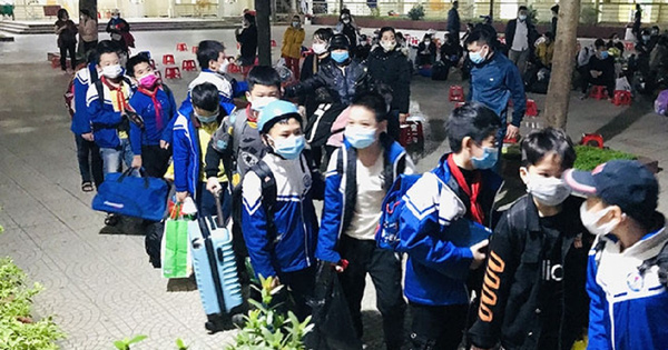 Các học sinh Trường tiểu học Hoàng Hoa Thám được đưa đi cách ly ngay trong đêm