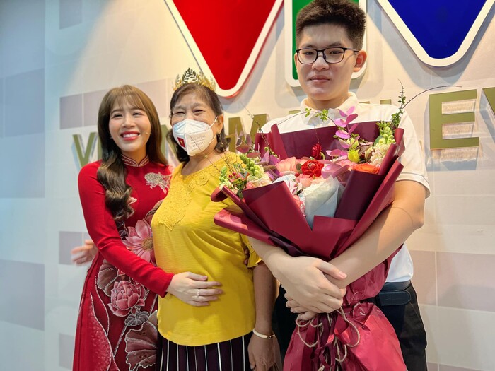 Rời sân khấu, Hoàng Khánh liền đội vòng nguyệt quế cho bà của mình. Ảnh: Facebook MC Diệp Chi