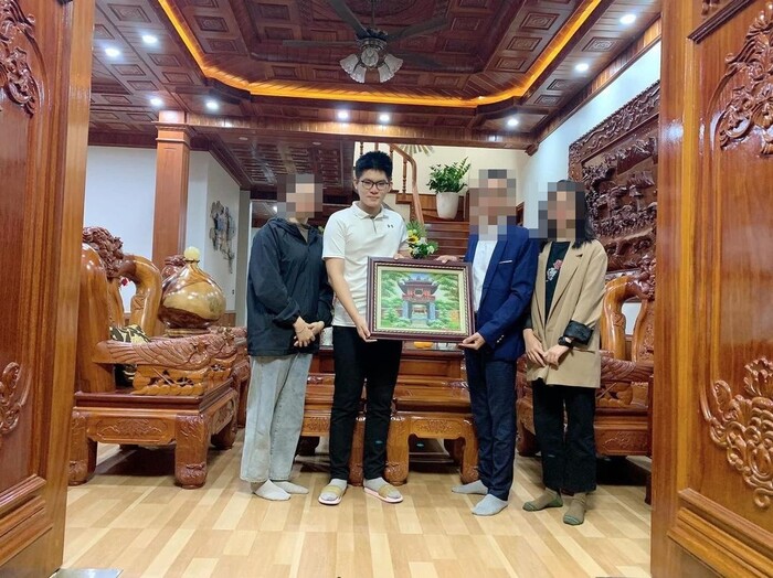 Hình ảnh cũng những lời bàn tán về gia cảnh của Hoàng Khánh được chia sẻ công khai trên mạng xã hội gây ảnh hưởng không nhỏ đến nam sinh.