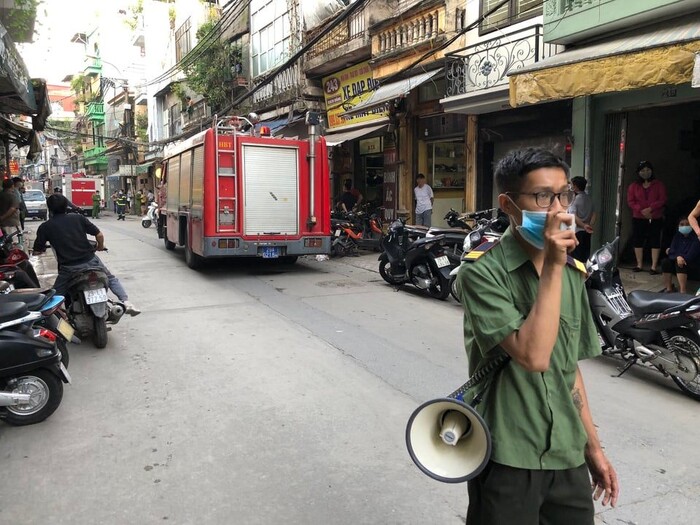 Khu vực xảy ra vụ cháy khiến 1 người bị bỏng nặng, lực lượng chức năng nhanh chóng có mặt hỗ trợ dập lửa.