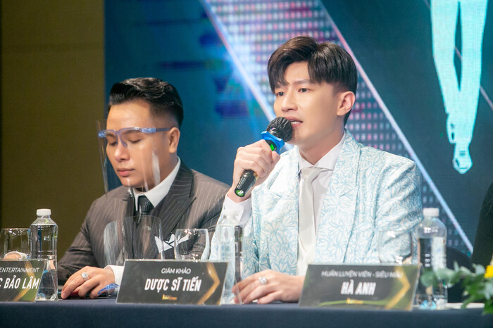 Dược sĩ Tiến tại buổi trả lời báo chí