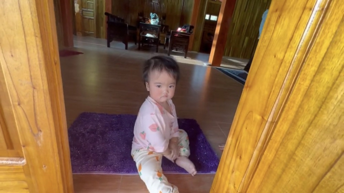 Bé Minnie thích thú với căn nhà của ông bà. Do sử dụng chất liệu gỗ là chính nên ngôi nhà sàn hoành tráng này khá mát mẻ. 