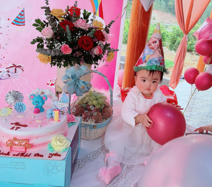 Vừa rồi, vợ chồng Mạc Văn Khoa đã tổ chức thôi nôi sớm cho con gái ở quê nhà. Biểu cảm của bé trong buổi tiệc khiến nhiều người thích thú. 