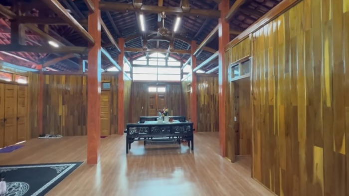 Không gian bên trong được trang trí theo phong cách tối giản, nội thất như tủ, bàn, ghế,... đều ưu tiên sử dụng chất liệu bằng gỗ. Dù chưa hoàn thành nhưng cũng có thể thấy sự hoành tráng của căn nhà. 