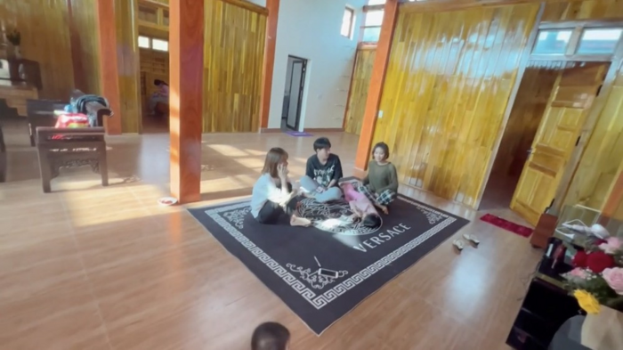 Theo chia sẻ, ý tưởng thiết kế ngôi nhà đều được phác thảo từ bố mẹ của Mạc Văn Khoa, ông bà vẫn giữ nguyên vật dụng truyền thống trước đó. 