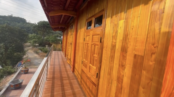 Cơ ngơi này được ốp 8.000 thanh gỗ, không gian trong căn nhà khá rộng rãi và thoáng đãng với diện tích 210m2. 