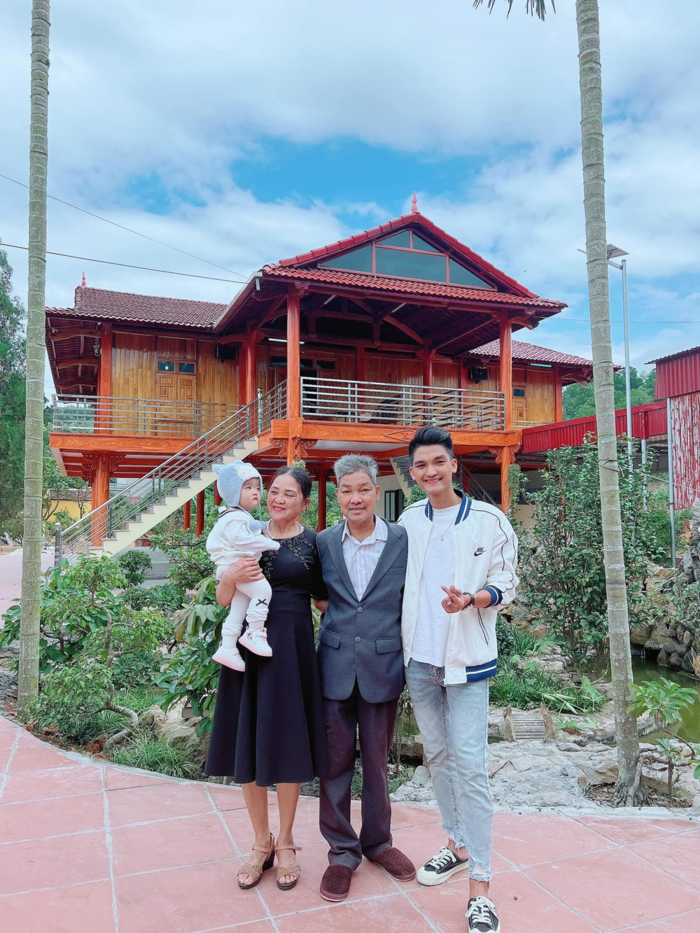 Mạc Văn Khoa cùng bố mẹ check-in trước cơ ngơi ở quê nhà. Anh cho biết khoảng sân có diện tích 310m2 được trang trí với nhiều chậu cây cảnh quý hiếm. 