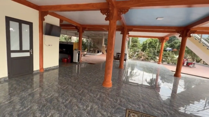 Ngôi nhà được thiết kế theo kiểu nhà sàn ở Tây Bắc. Căn nhà có tổng cộng 4 phòng trên lầu và 1 phòng khách dưới tầng trệt. Khu vực sàn ở dưới cũng được xây rộng rãi với diện tích gần 170m2.