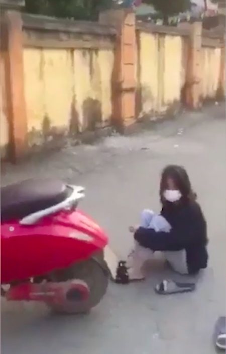 Chỉ khi một nữ sinh vào can ngăn, sự việc mới dừng lại.