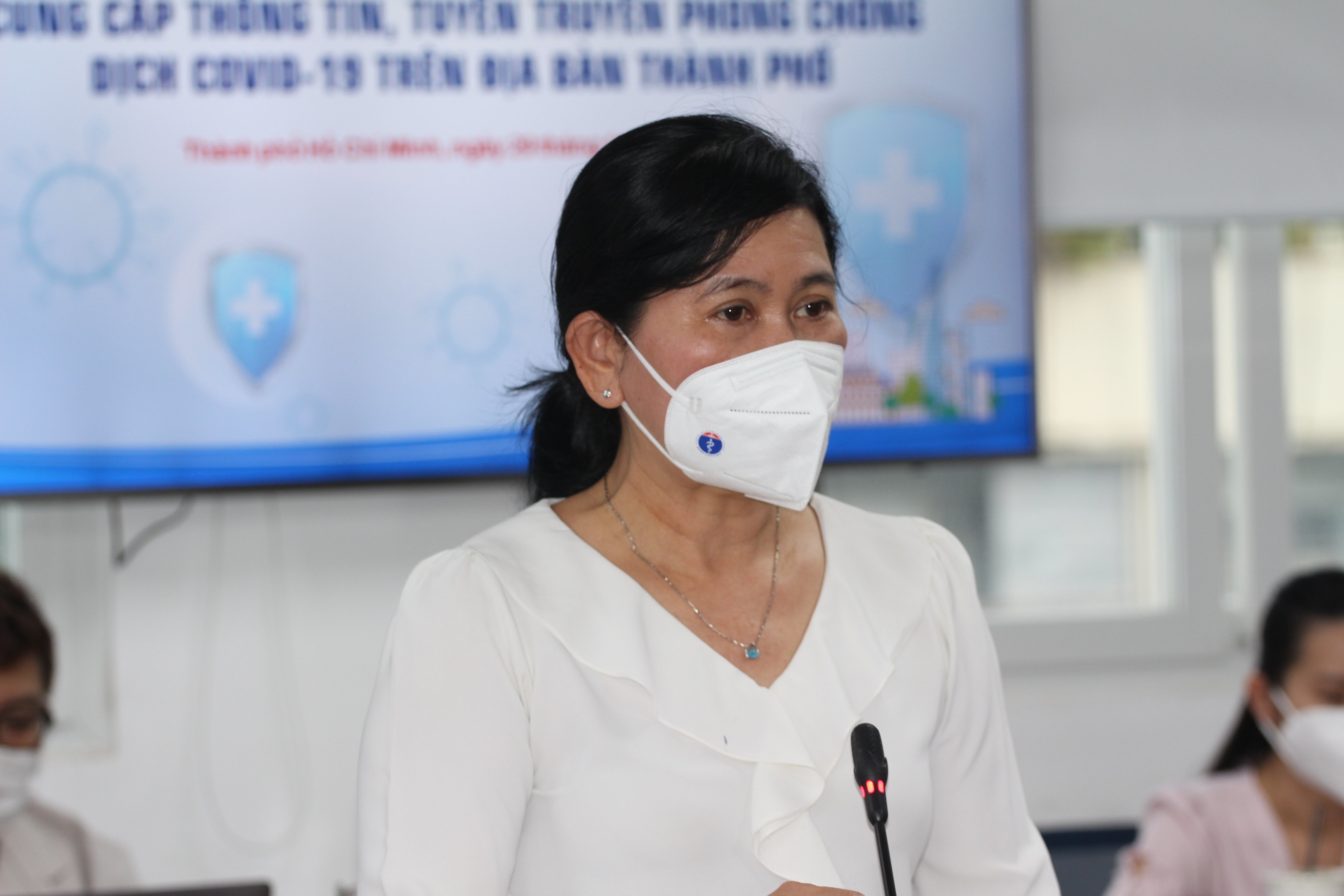 Bà Nguyễn Thị Huỳnh Mai, Chánh văn phòng Sở Y tế trong họp báo chiều 29/11. 