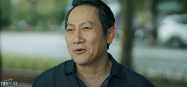 Ông Nghị tâm sự với Hoa chuyện trong quá khứ.