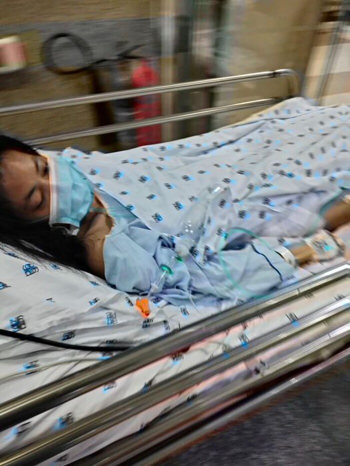 Hình ảnh mới nhất của Châu Kim Sang trong bệnh viện được chuyên gia trang điểm Bi Tô chia sẻ.