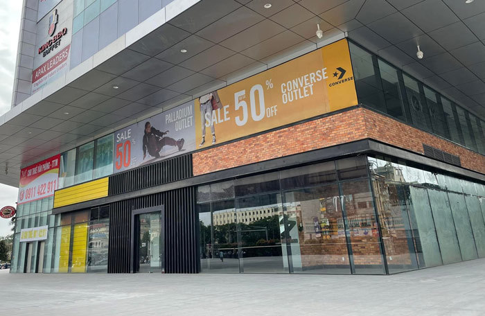 Dãy kinh doanh từng một thời sầm uất nay vắng vẻ im lìm (Ảnh:DA)