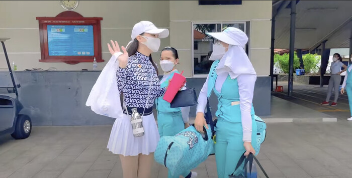 Cô đến gặp caddie của mình.