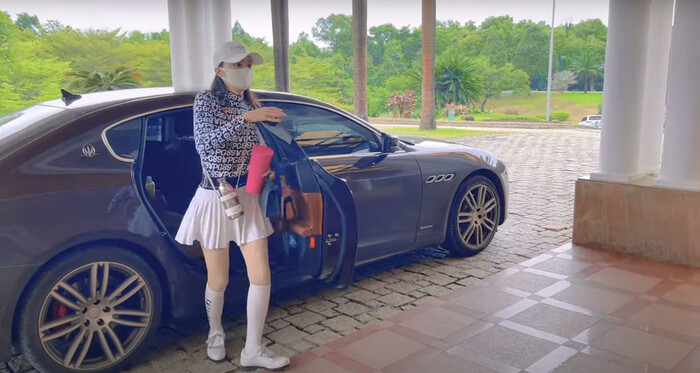 Hương Giang đi trên chiếc xế hộp 8 tỷ đồng để đến sân golf.