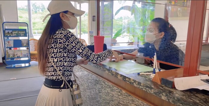 Cô đến quầy check-in. 