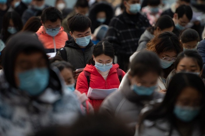 Các thí sinh đến tham dự kỳ thi tuyển công chức quốc gia ở Thái Nguyên, tỉnh Sơn Tây, ngày 28/11.