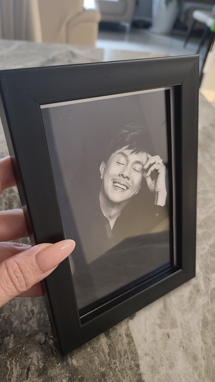 Việt Hương chuẩn bị ảnh cho ngày giỗ Chí Tài.