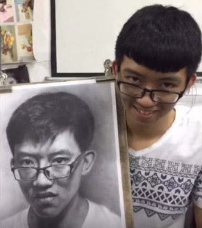 Khi đối chiếu với nam sinh, cô giáo thấy người thật và trong tranh quá khác nhau nên sửa thành điểm 0. 