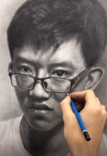 Bức tranh vẽ chân dung tự họa của nam sinh đẹp miễn chê khiến nhiều người cho rằng bức tranh này sẽ đạt điểm cao. 