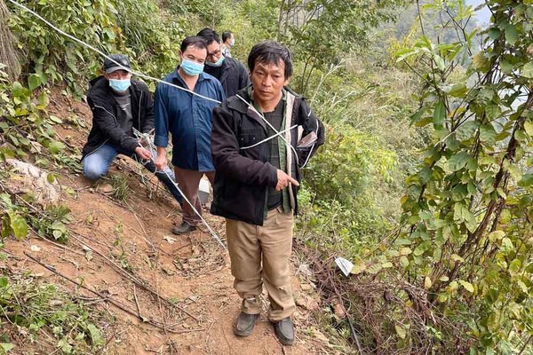 Nghi phạm Giàng A Vử chỉ vị trí vứt xác nạn nhân. Ảnh: Công an cung cấp