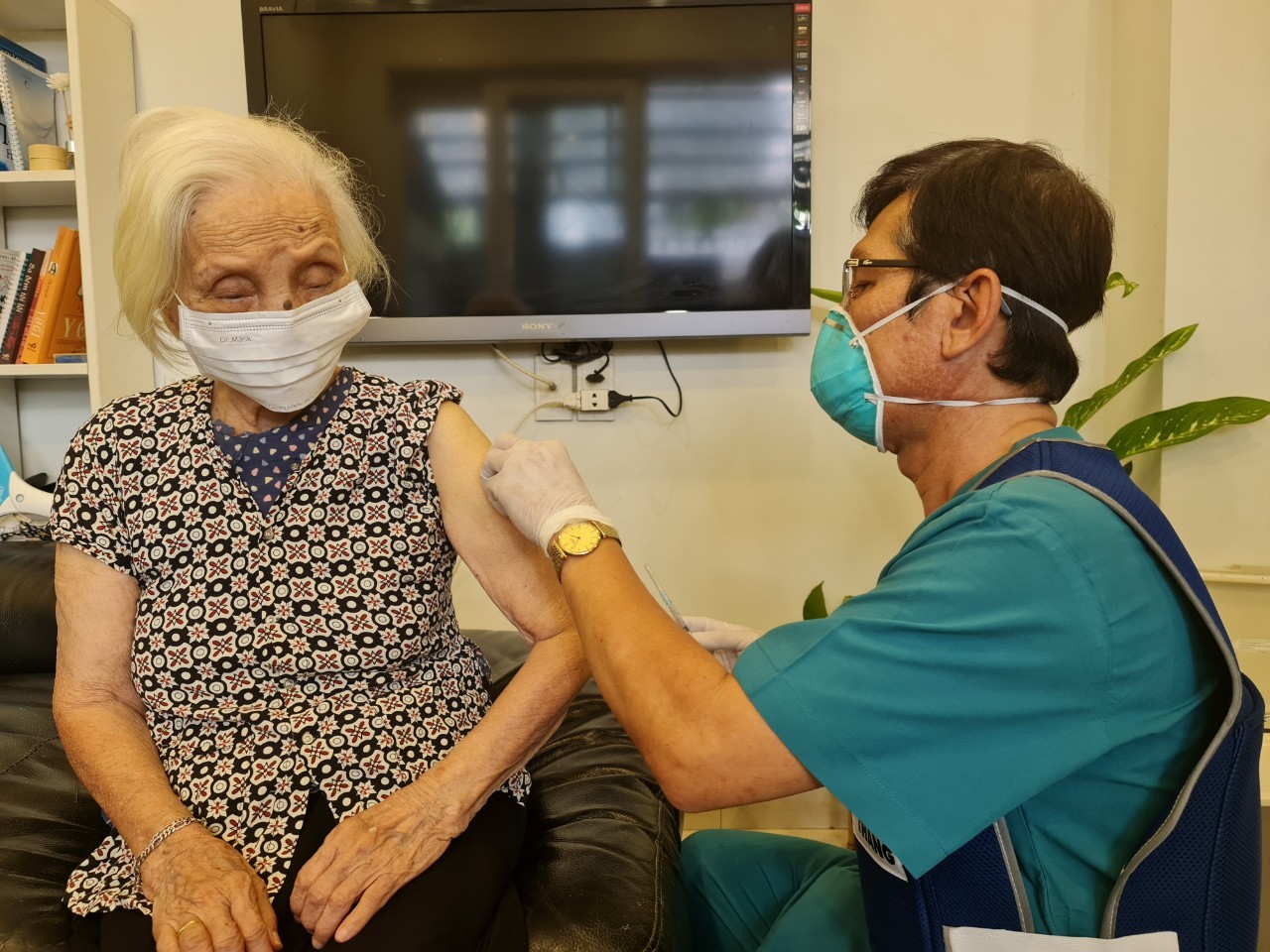 Người già, có bệnh nền được đặc biệt chăm sóc trong giai đoạn này.