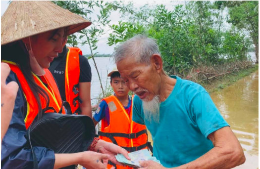 Trong trận lũ lịch sử hồi tháng 10-2021, ca sĩ Thủy Tiên cùng đoàn đã trực tiếp đến Quảng Bình trao tiền tận tay người dân bị thiệt hại