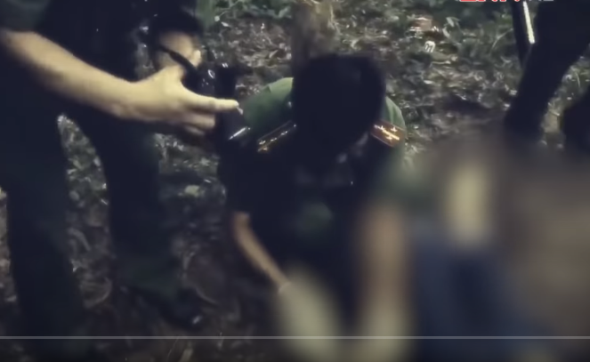 Trên thi thể có đeo cặp da, nhưng bên trong chỉ có 2 bao cao su, không có tiền hay giấy tờ tùy thân. Tay nạn nhân có những vết hằn do đeo nhẫn kim loại. Vòng vàng có dấu hiệu bị kéo ra khỏi tay, nhưng không thành vì trên mu bàn tay còn nhiều vết xước da, bầm tím.