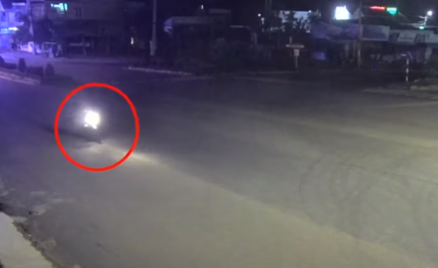 Hình ảnh gã thanh niên đi cùng chị Thu mà camera an ninh ghi nhận lúc cuối cùng được cho người dân nhận dạng. Một chủ tàu xác nhận, cách đó 2 hôm, có người giống thanh niên này xin xuống tàu ông để làm thuê. Cùng thời điểm, người dân báo tin có một thanh niên chạy chiếc xe máy gần giống đặc điểm thông báo truy tìm của cơ quan điều tra về tang vật của vụ án giết người tại xã Dương Tơ, bị bỏ lại tại hẻm khu phố 8, TT.Dương Đông.