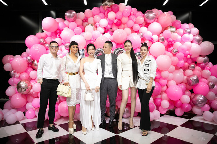 Khách mời trong buổi tiệc sinh nhật.